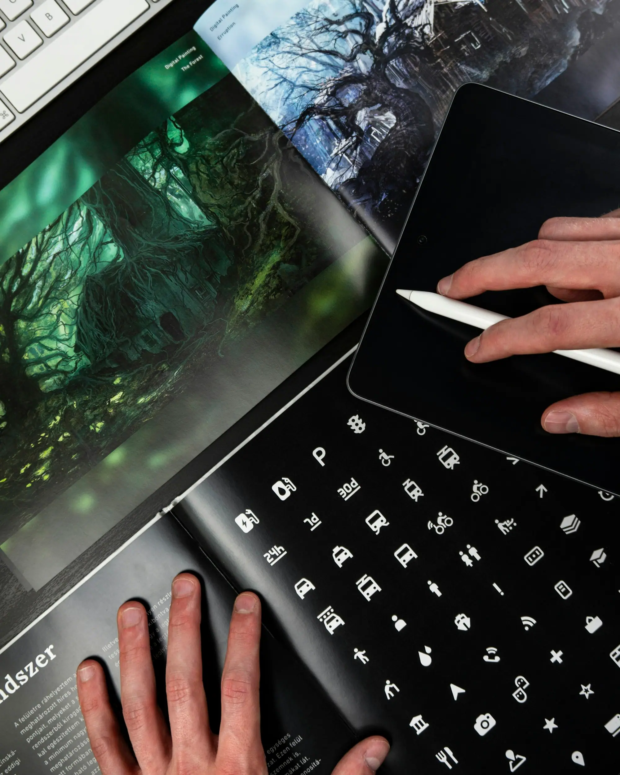 Diseñador dibujando con un lápiz digital sobre una tablet en un entorno oscuro